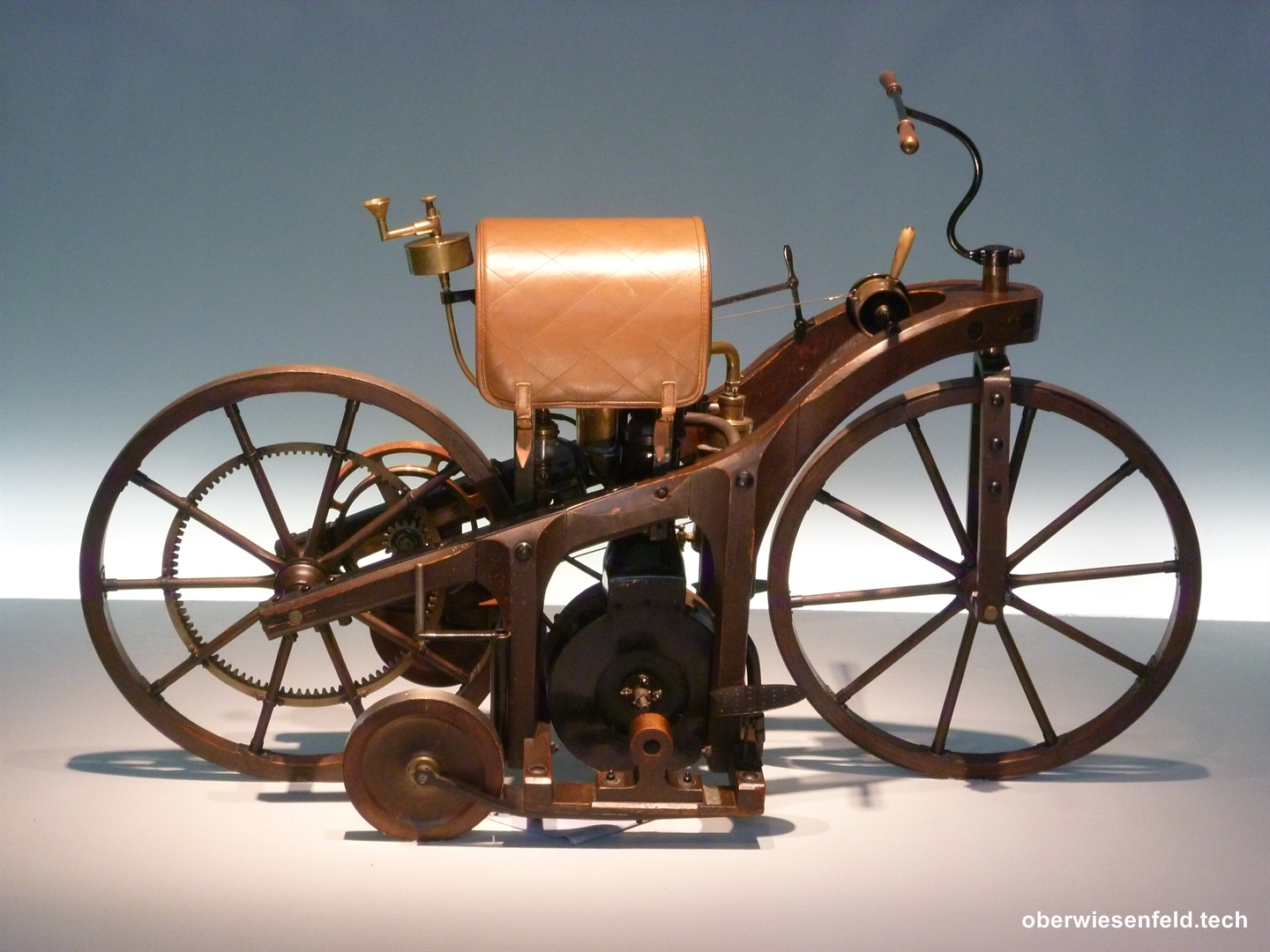 Daimler Reitwagen oder Petroleum-Reitwagen - aufgenommen im Mercedes Benz Museum Stuttgart