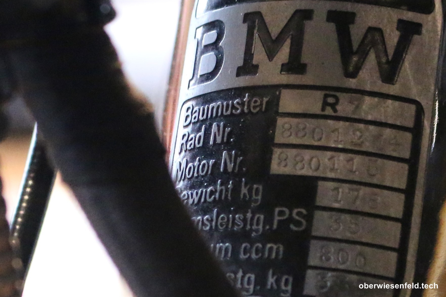 BMW R7 Typenschild - Aufgenommen in der BMW Motorrad Welt Berlin am 27.03.2025