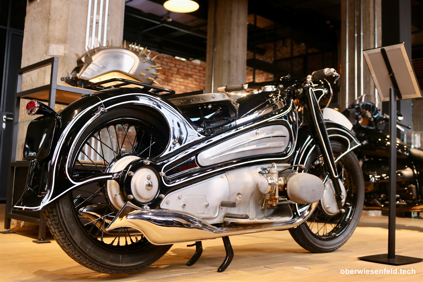 Restaurierte BMW R7 - Aufgenommen in der BMW Motorrad Welt Berlin am 27.03.2025