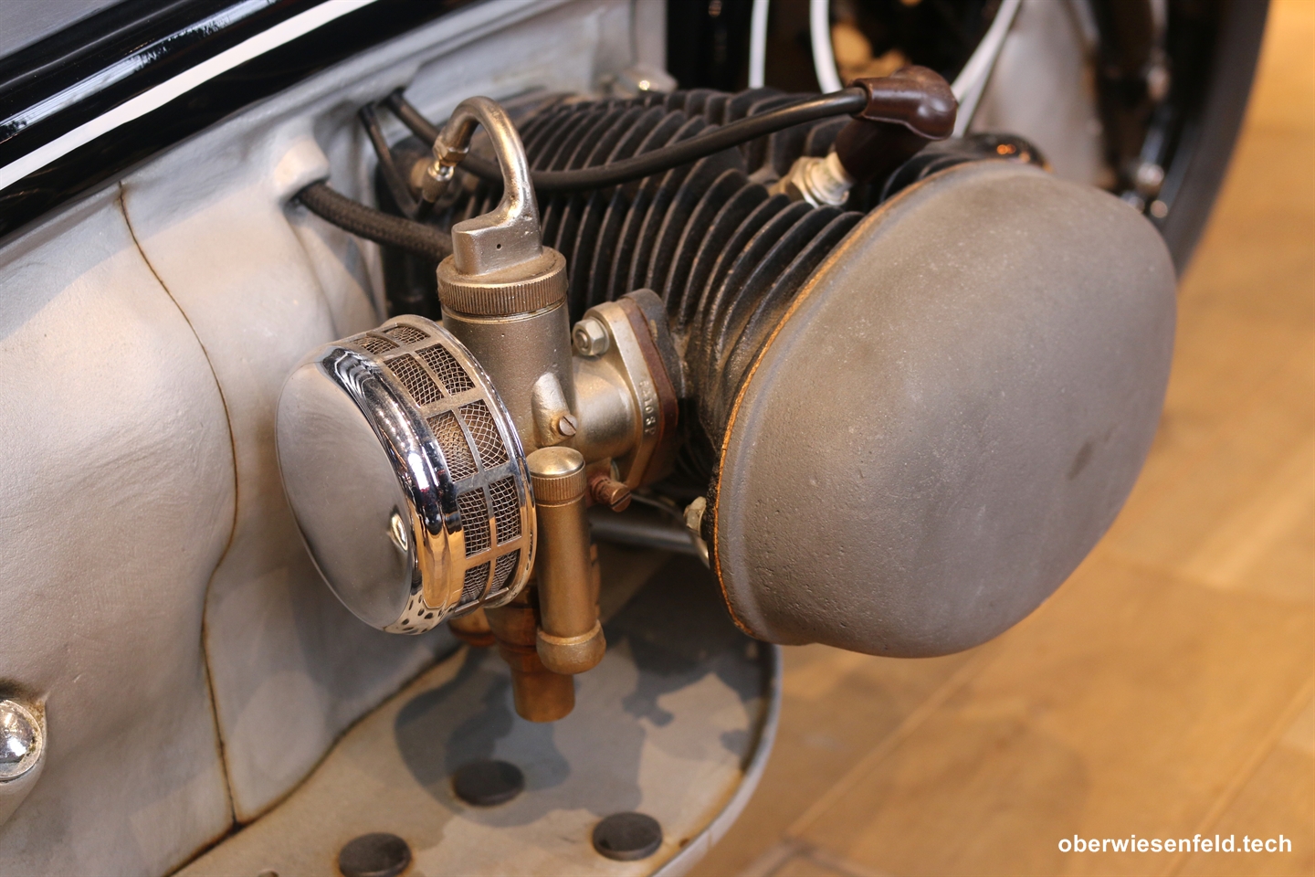 Restaurierte BMW R7 Zylinderkopf mit Vergaser - Aufgenommen in der BMW Motorrad Welt Berlin am 27.03.2025