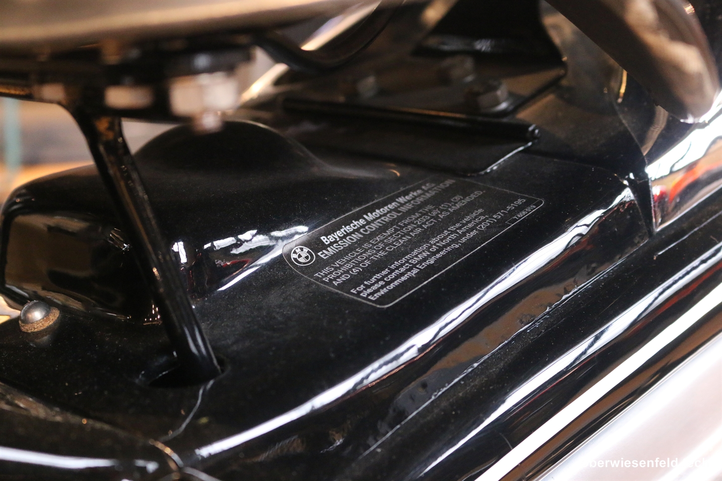 Restaurierte BMW R7 Typenschild Emission Control - Aufgenommen in der BMW Motorrad Welt Berlin am 27.03.2025