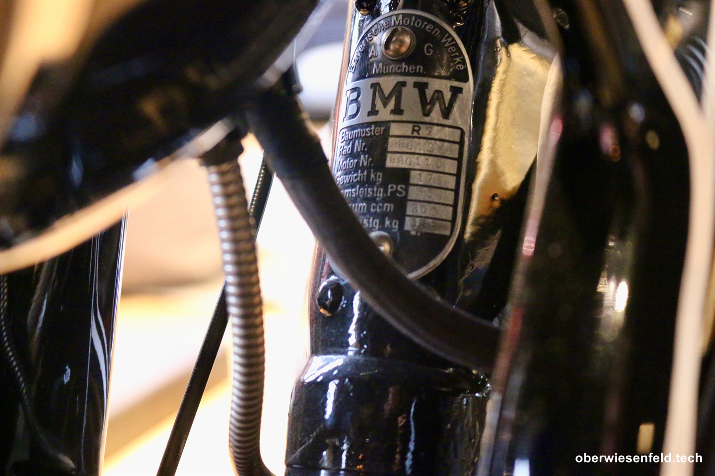 Restaurierte BMW R7 Typenschild - Aufgenommen in der BMW Motorrad Welt Berlin am 27.03.2025