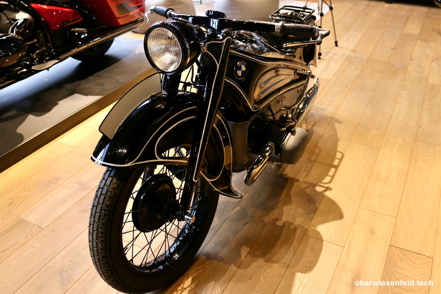 Restaurierte BMW R7 - Aufgenommen in der BMW Motorrad Welt Berlin am 27.03.2025