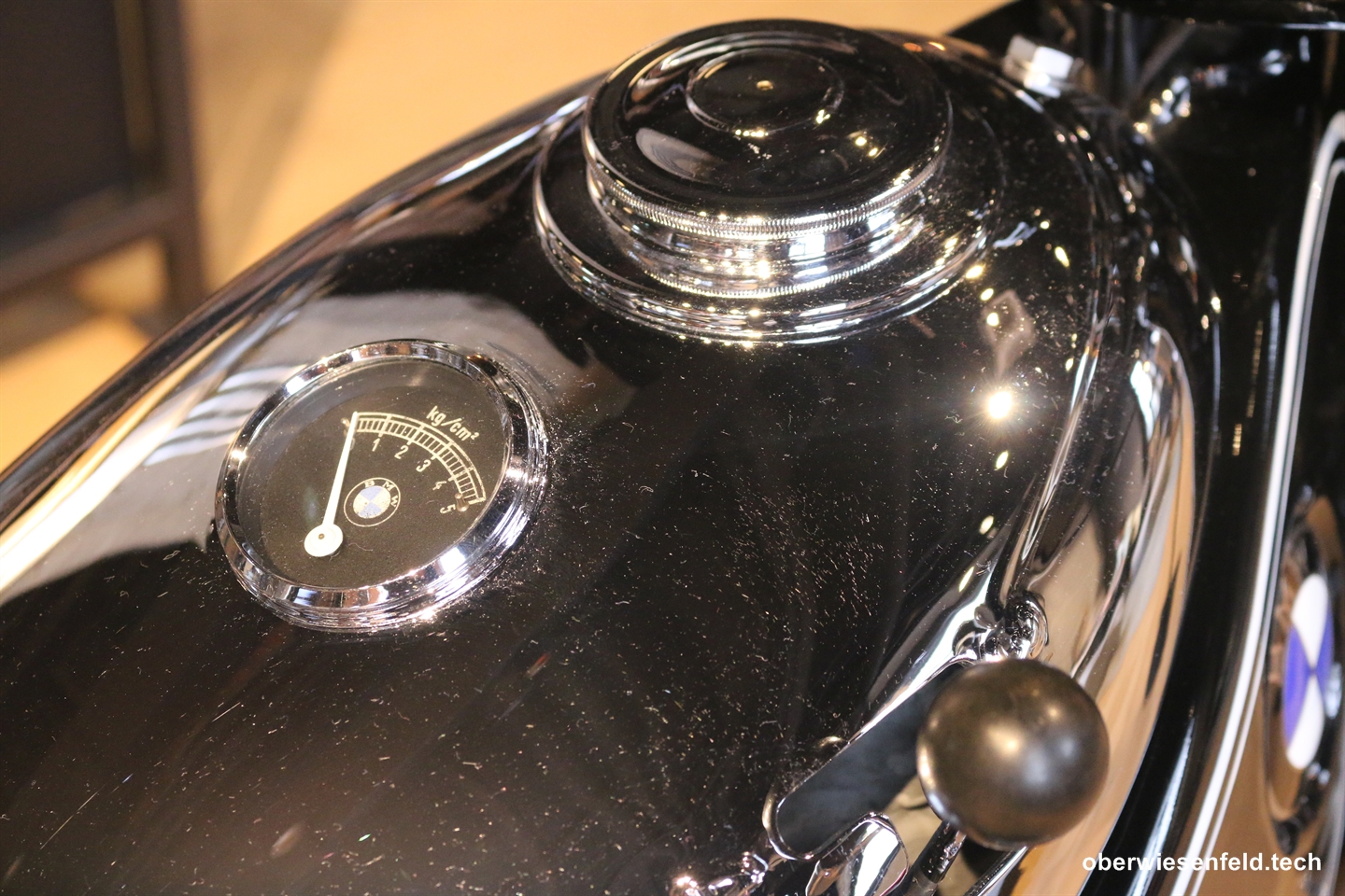 Restaurierte BMW R7 Oeldruck Anzeige - Aufgenommen in der BMW Motorrad Welt Berlin am 27.03.2025